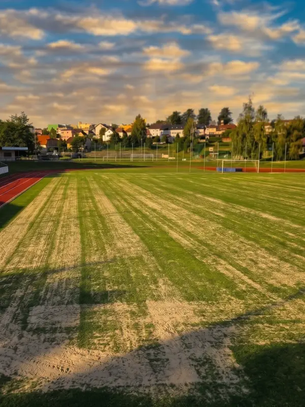 30 tun písku na jedno hřiště? Ano, i tak vypadá péče o kvalitní trávník!
