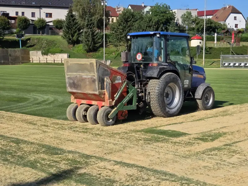 30 tun písku na jedno hřiště? Ano, i tak vypadá péče o kvalitní trávník!