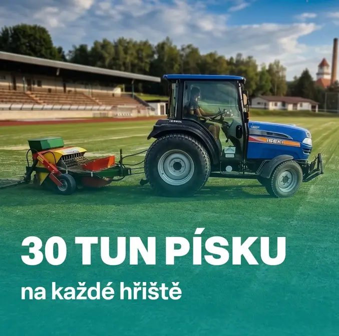 30 tun písku na jedno hřiště? Ano, i tak vypadá péče o kvalitní trávník!